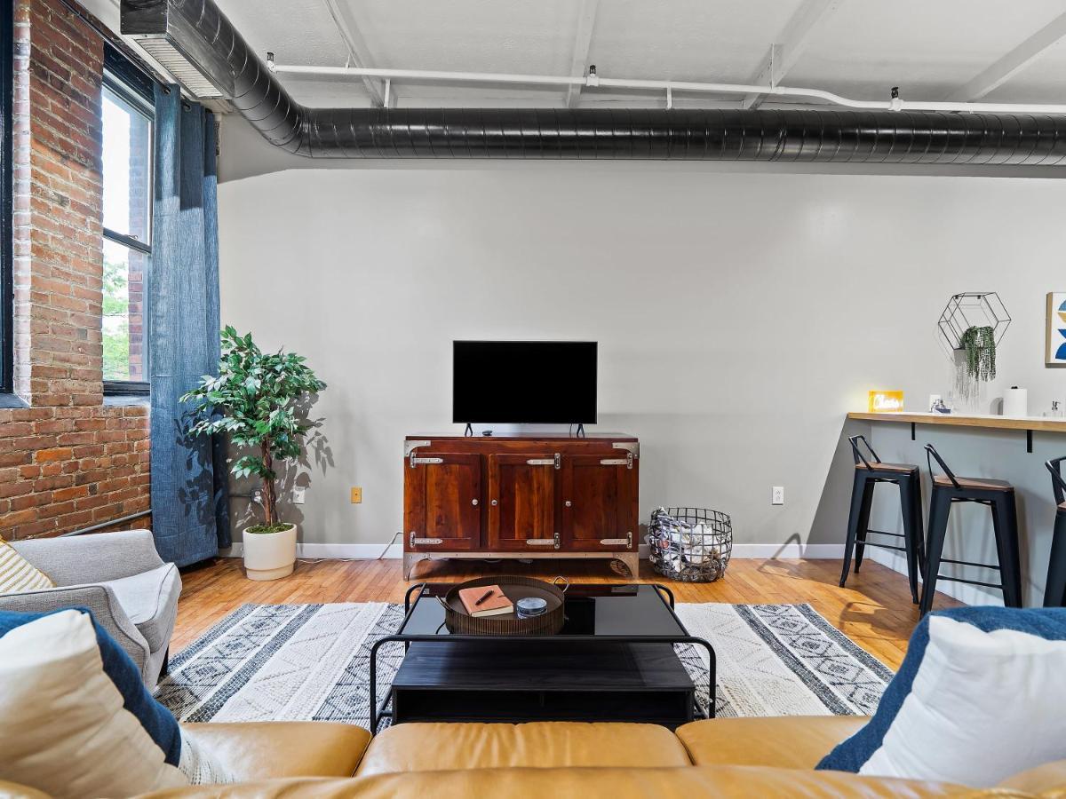 Lakefront Loft - Downtown - Shuffle Board Table