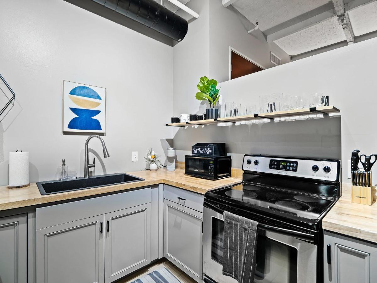 Lakefront Loft - Downtown - Shuffle Board Table Cleveland