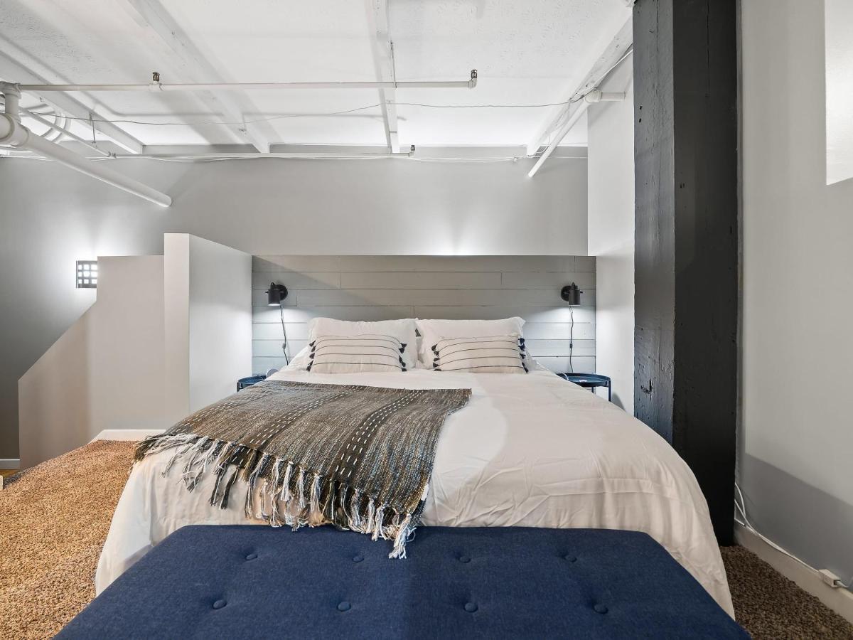 Lakefront Loft - Downtown - Shuffle Board Table * Cleveland